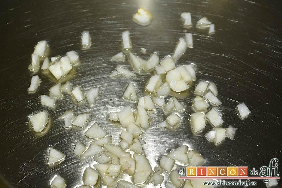 Pisto de calabacín, dorar los ajos en un caldero