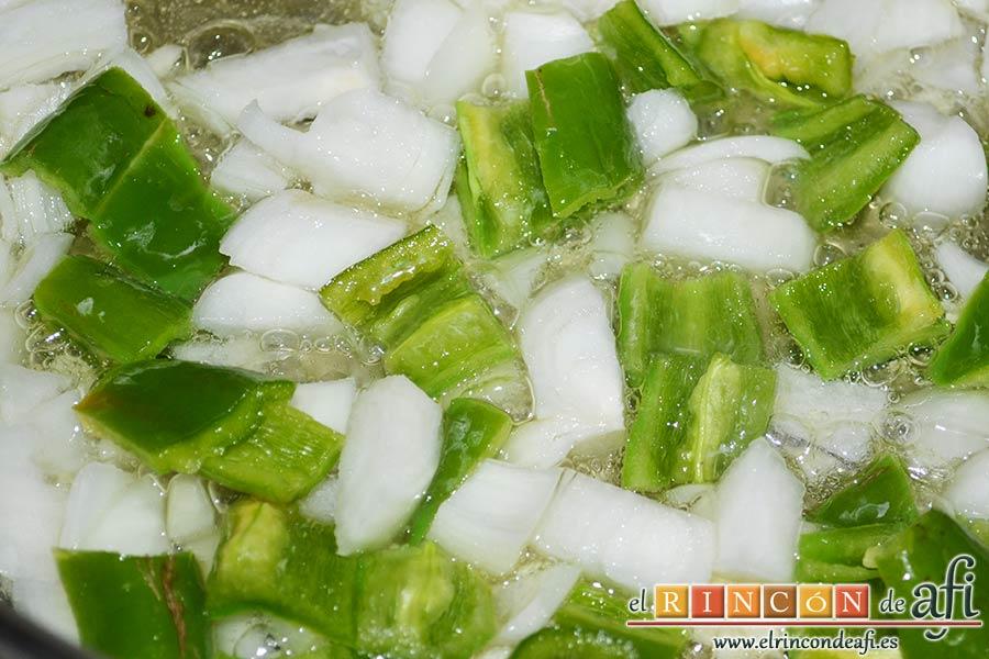 Pisto de calabacín, añadir la cebolleta y los pimientos verdes troceados