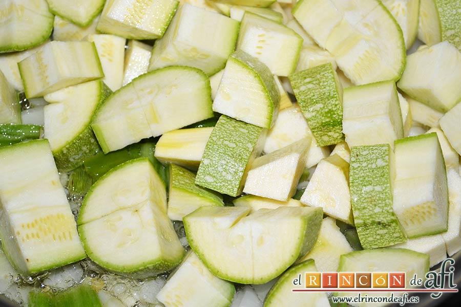 Pisto de calabacín, añadir los calabacines cortados en cuartos