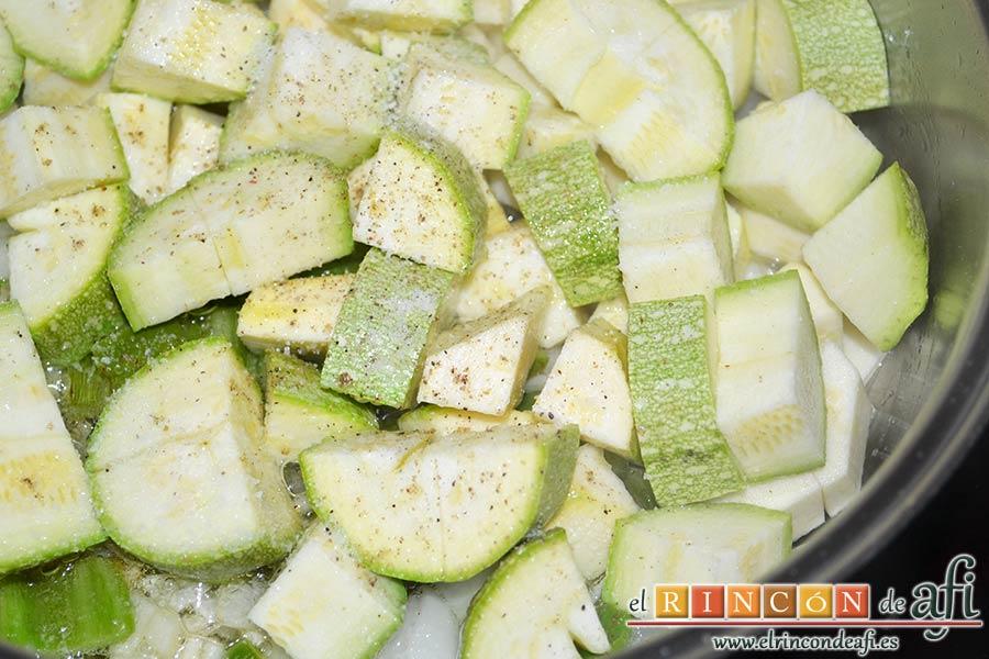 Pisto de calabacín, salpimentar