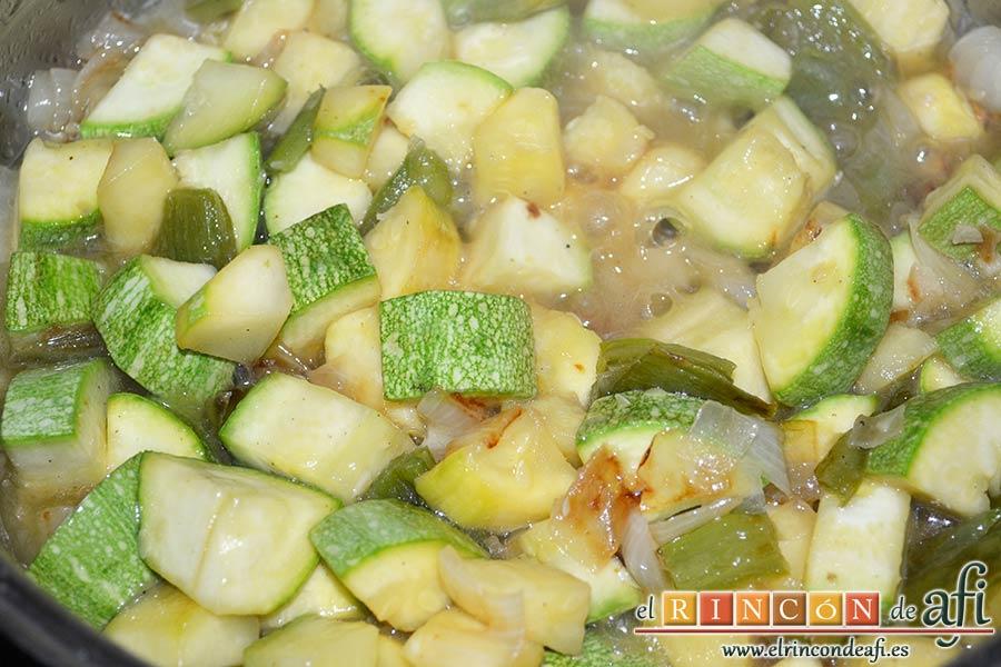 Pisto de calabacín, rehogar hasta que queden los calabacines ligeramente pochados
