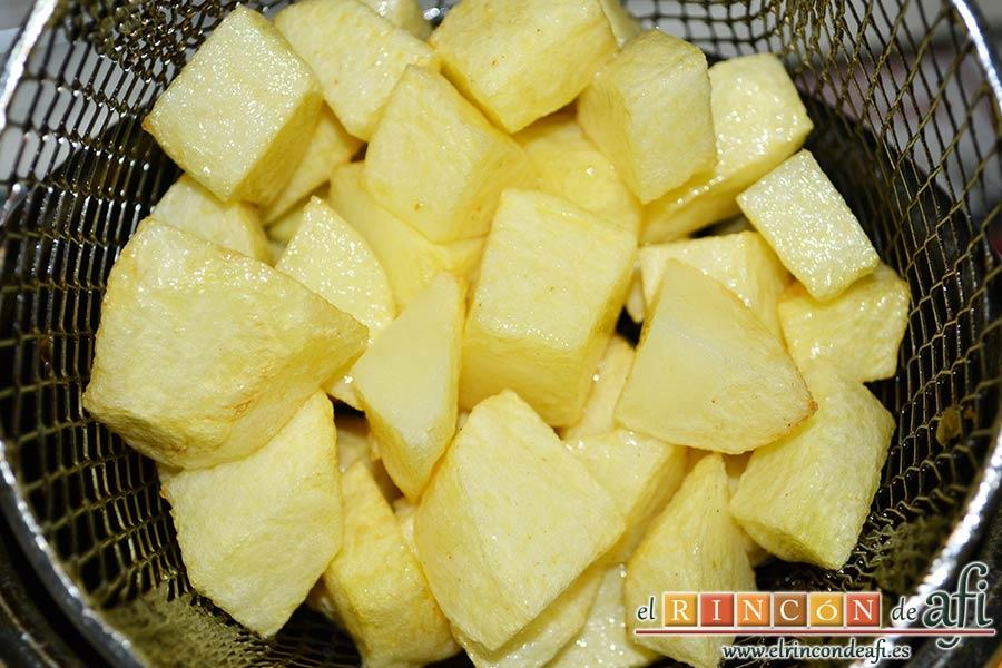 Pisto de calabacín, freír las papas en cuadrados