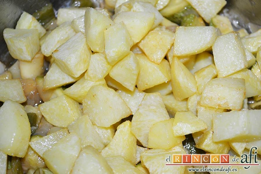 Pisto de calabacín, añadir las papas a los calabacinos