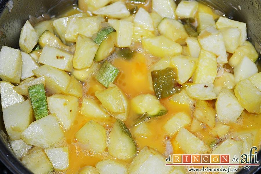 Pisto de calabacín, añadir los huevos batidos y remover con una cuchara de madera hasta que cuajen