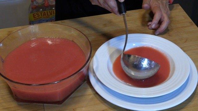 Sopa de tomate y sandia lista para servir