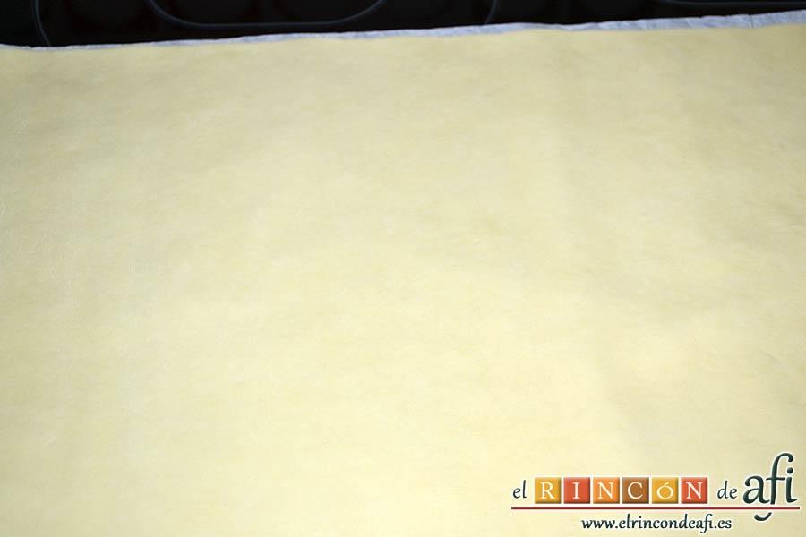 Galletas con masa quebrada y mermelada de frambuesas, extender la masa de hojaldre sobre una superficie lisa