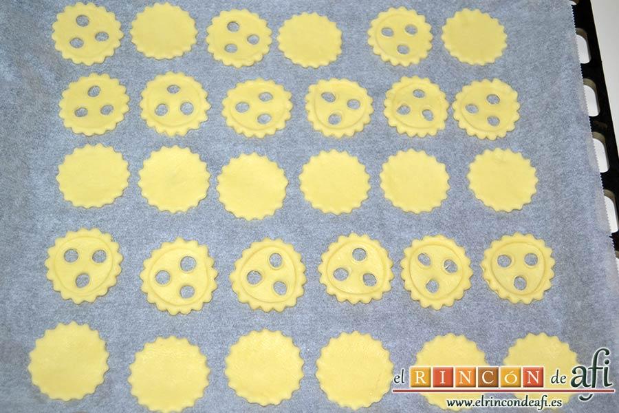 Galletas con masa quebrada y mermelada de frambuesas, cortar las galletas con dos tipos de moldes