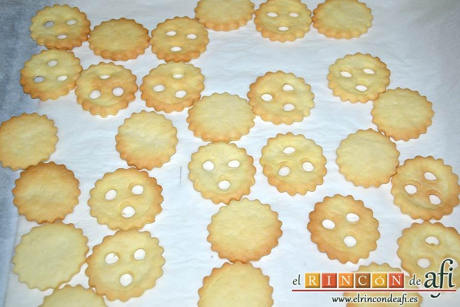 Galletas con masa quebrada y mermelada de frambuesas, hornear a 180 grados unos 20 minutos