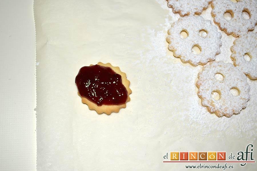 Galletas con masa quebrada y mermelada de frambuesas, poner mermelada sobre una galleta maciza