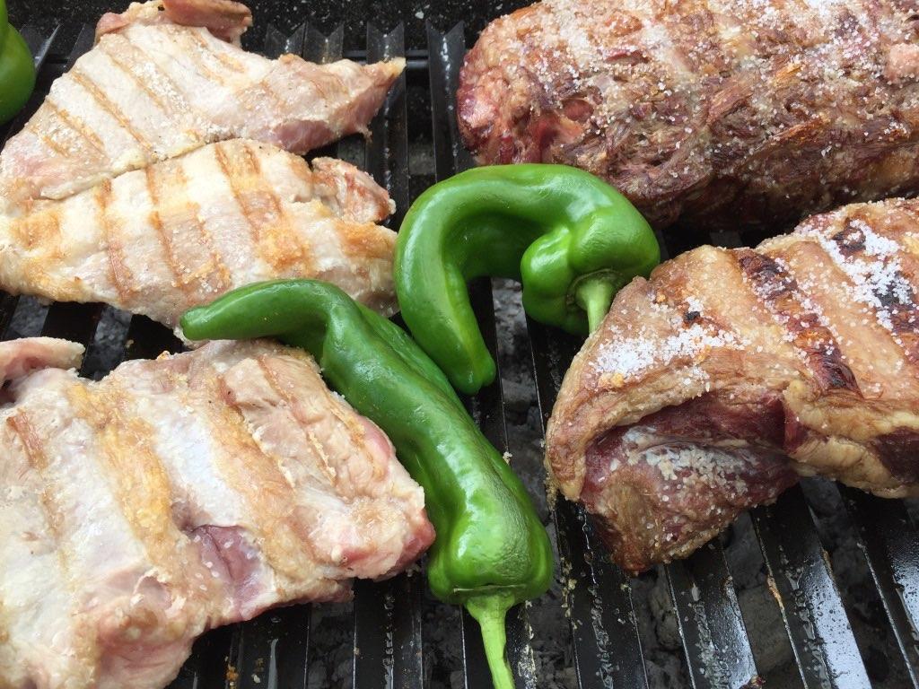 carnes y pimientos a la parrilla