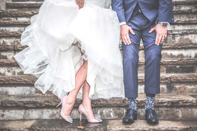 ahorrar dinero comprando ropa de vestir y de boda usada
