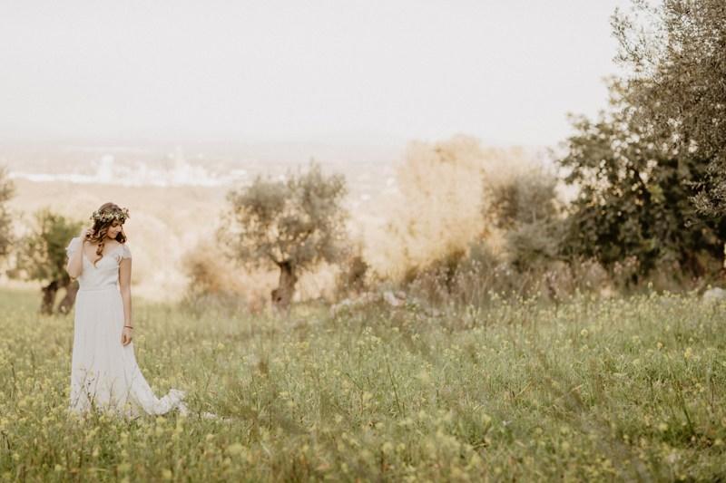 Novia inmersa en el campo