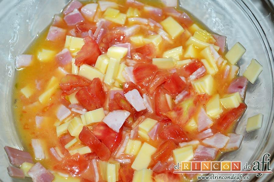 Baguette horneada con bacon, huevos y queso, si quieres echarle tomate trocéalo y añádelo