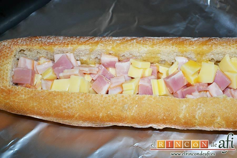 Baguette horneada con bacon, huevos y queso, rellenar las baguettes con la mezcla