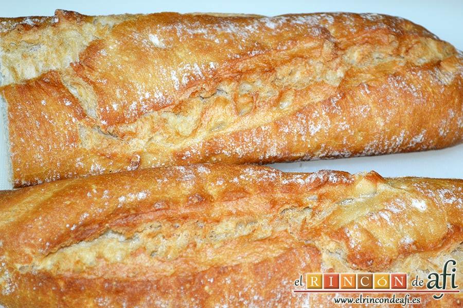 Baguette horneada con bacon, huevos y queso, si no cabe, pártelo por la mitad