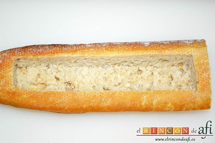 Baguette horneada con bacon, huevos y queso, vaciar el pan teniendo cuidado de no perforarlo