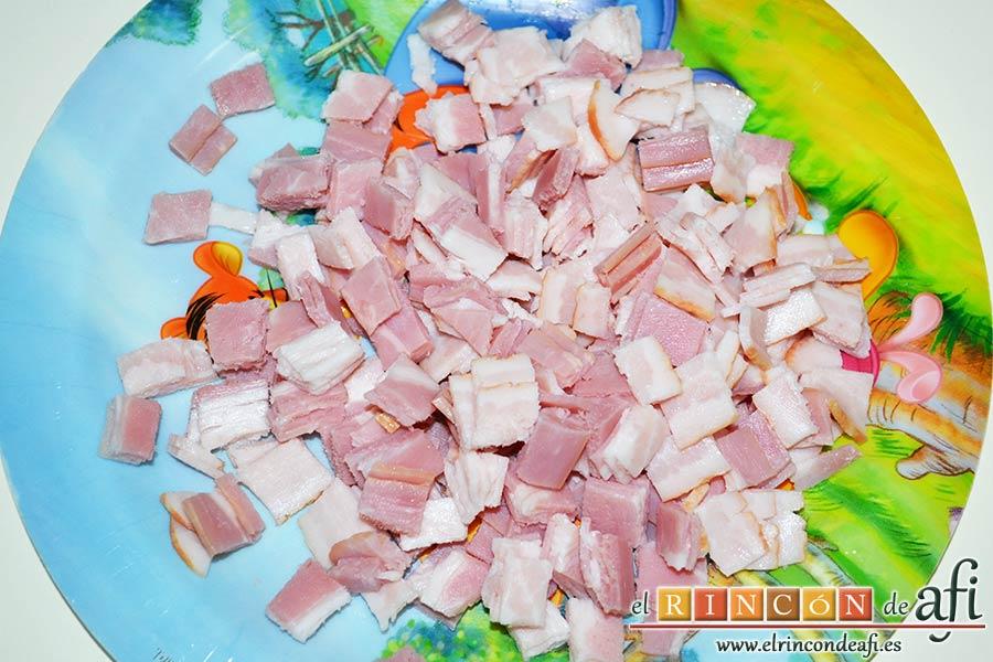 Baguette horneada con bacon, huevos y queso, trocear el bacon