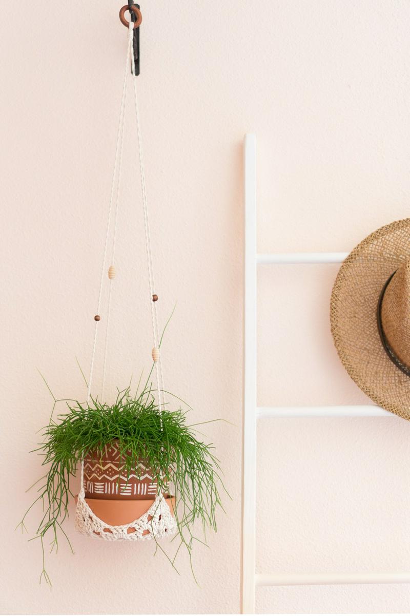 Cómo hacer un colgador de plantas de ganchillo. Visto en "IamaMess Blog"