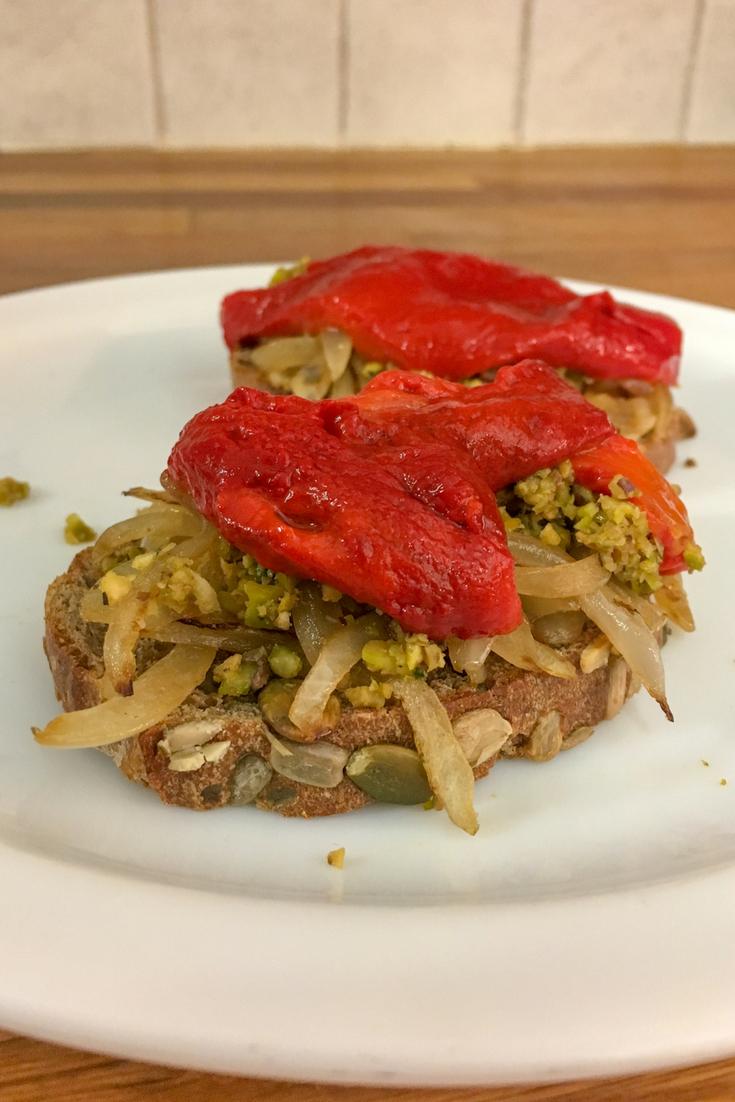 Tostadas con paté de aceitunas y pimiento asado paso a paso