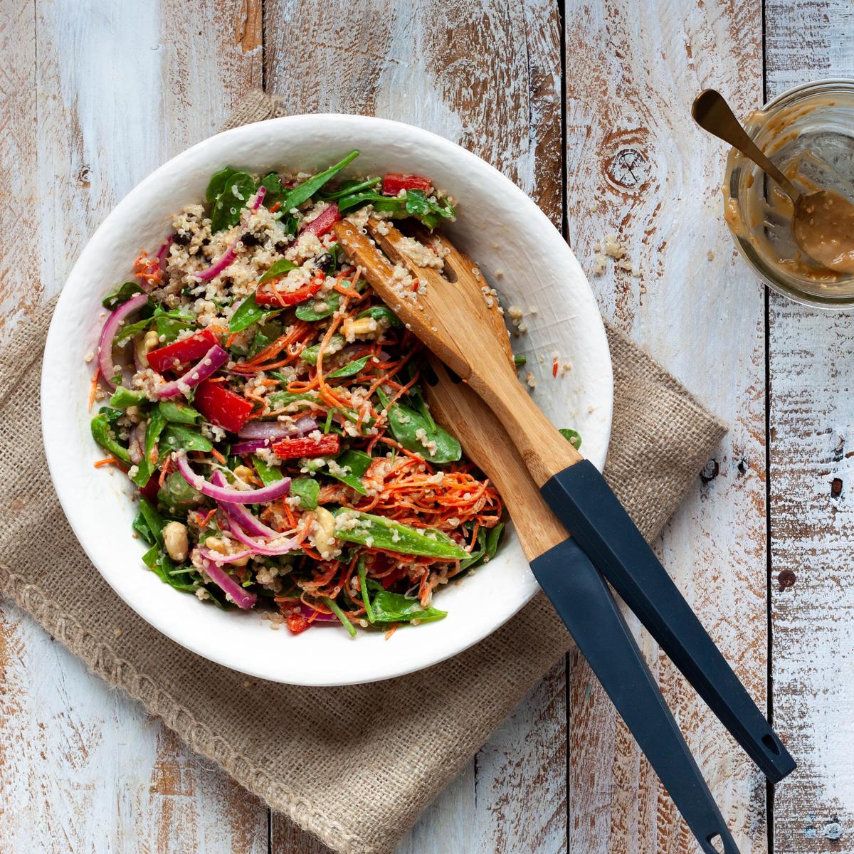 ensalada de quinoa y salsa de cacahuete