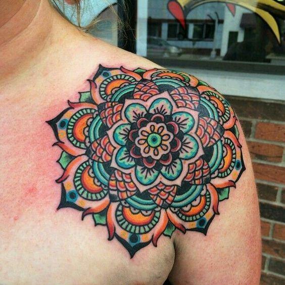 Tatuajes mandalas en el hombro