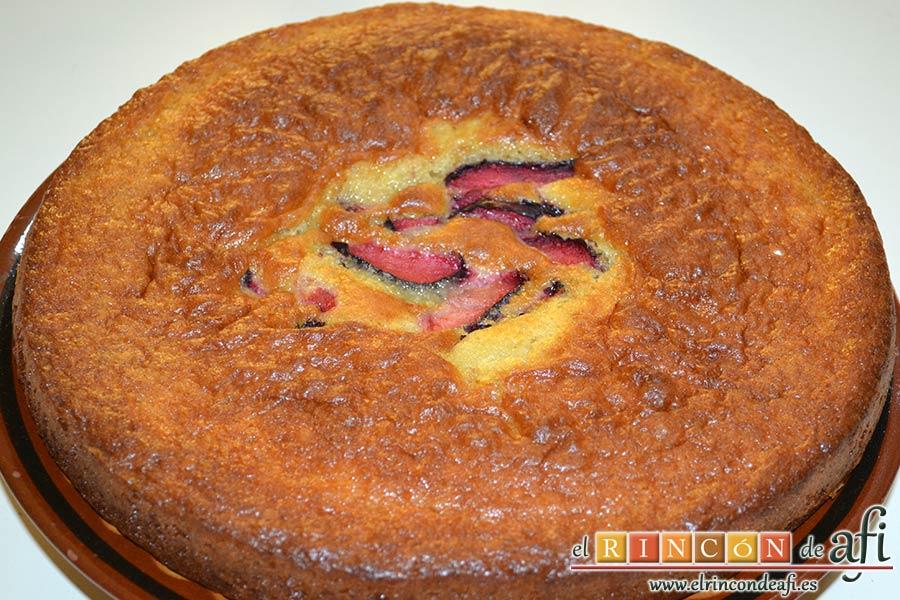 Bizcocho de ciruelas rojas, desmoldar cuando haya atemperado