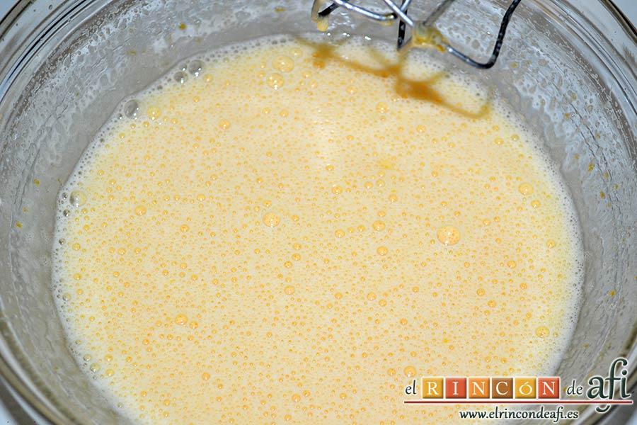 Bizcocho de ciruelas rojas, batir con varillas eléctricas