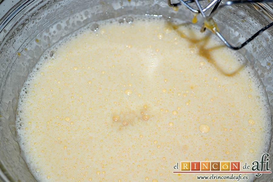 Bizcocho de ciruelas rojas, añadir un chorrito de brandy