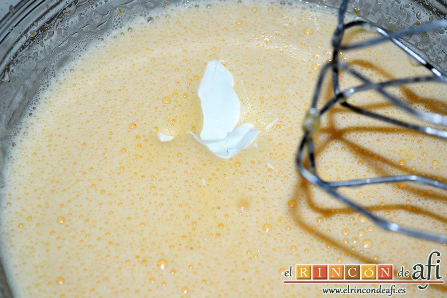 Bizcocho de ciruelas rojas, añadir el yogur natural