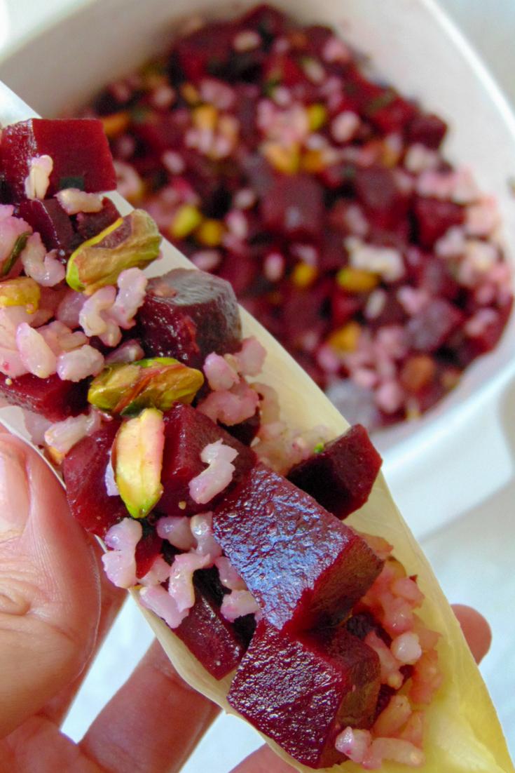 Ensalada de arroz con remolacha y pistachos con barquitas de endibia