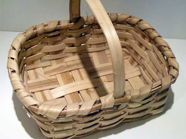 tipica-cesta-de-castaño-para-setas