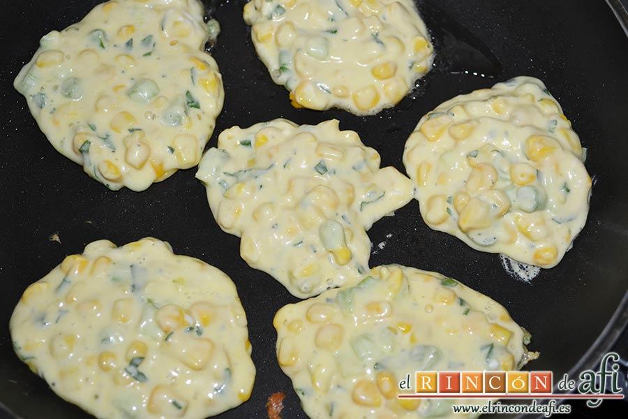 Tortitas de maíz, formar tortitas y ponerlas en una sartén caliente