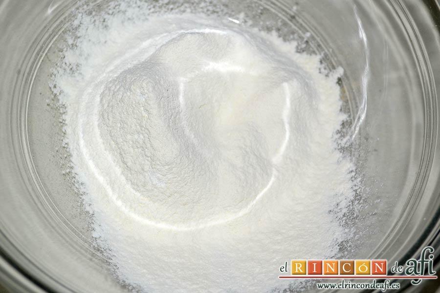 Tortitas de maíz, poner en un bol la harina tamizada con la levadura