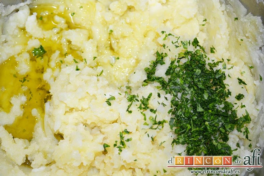 Ternera gallega con puré de papas al pimentón, añadir el aceite de oliva y el perejil picado