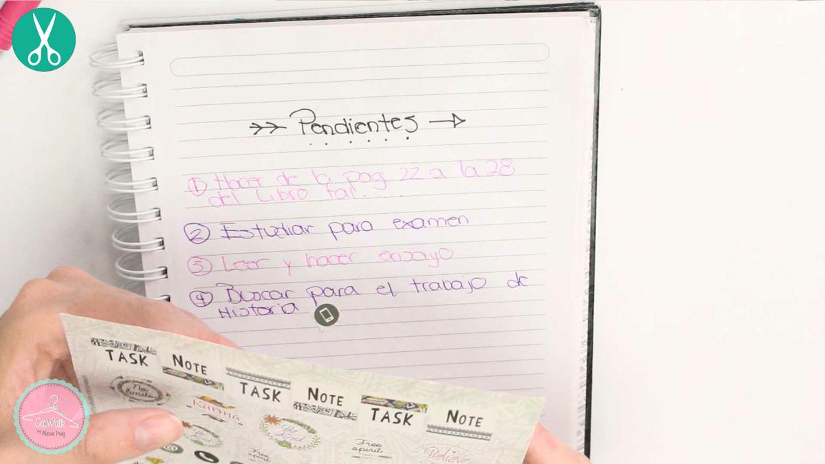 Cuaderno con notas importantes para la escuela