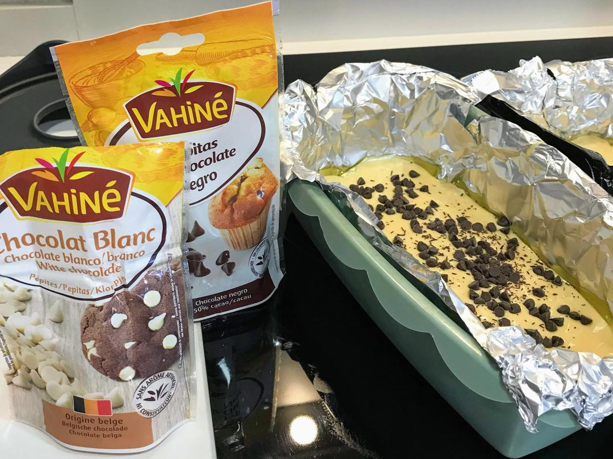 añadimos virutas de chocolate por encima del bizcocho