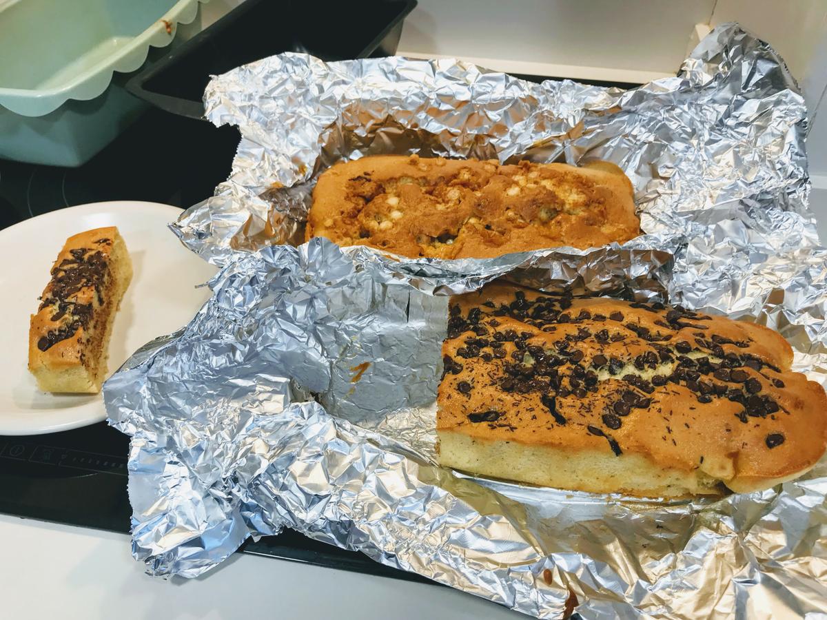 bizcocho de yogur con sabor a limón recién sacado del horno