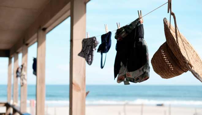 truco para ahorrar espacio en la maleta: poca ropa