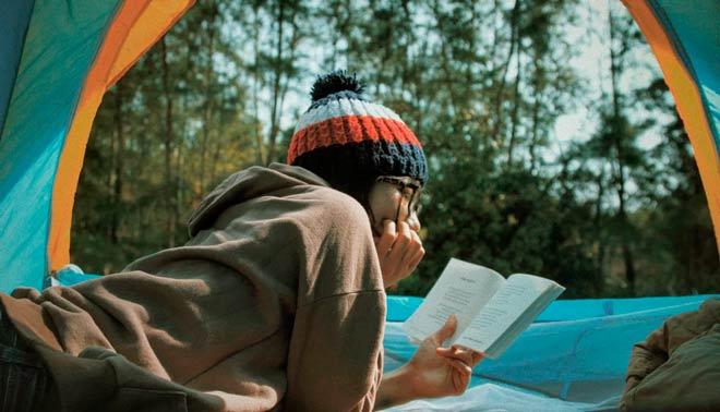 truco para hacer la mochila o la maleta de viaje: libros