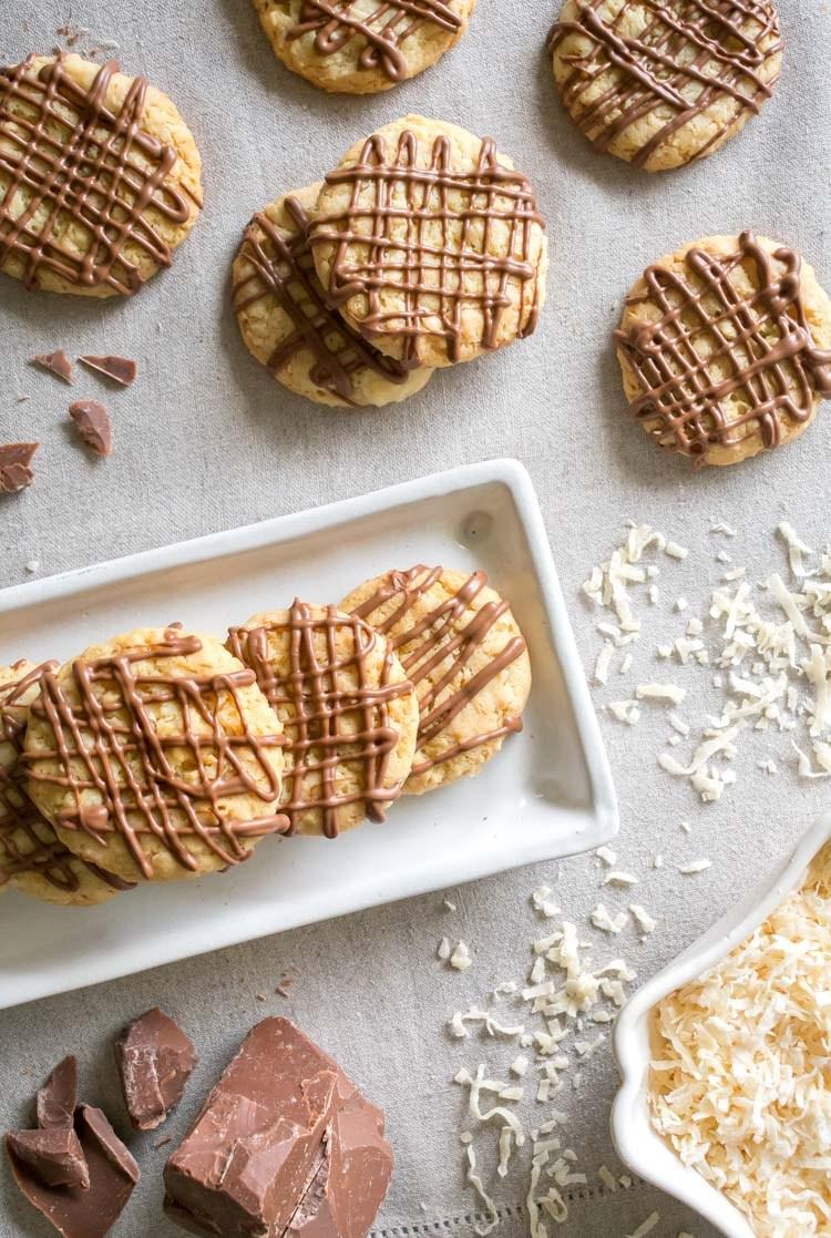 Receta de galletas de coco y chocolate con leche en revista Maria Orsini