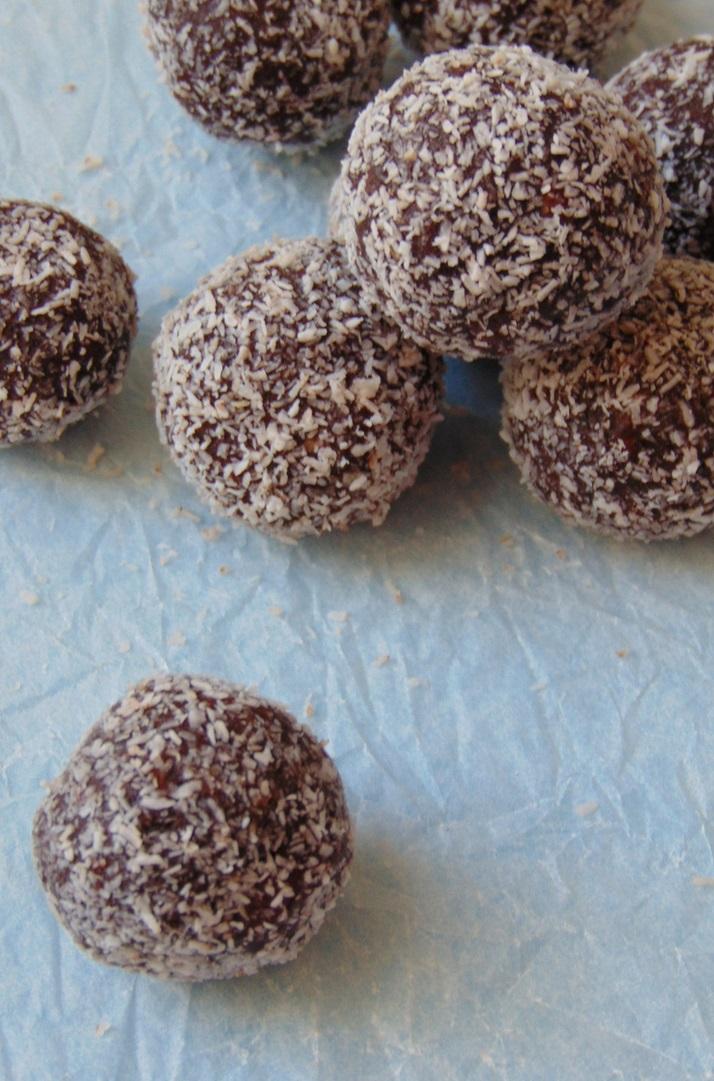 bolitas de datiles nueces y cacao paso a paso