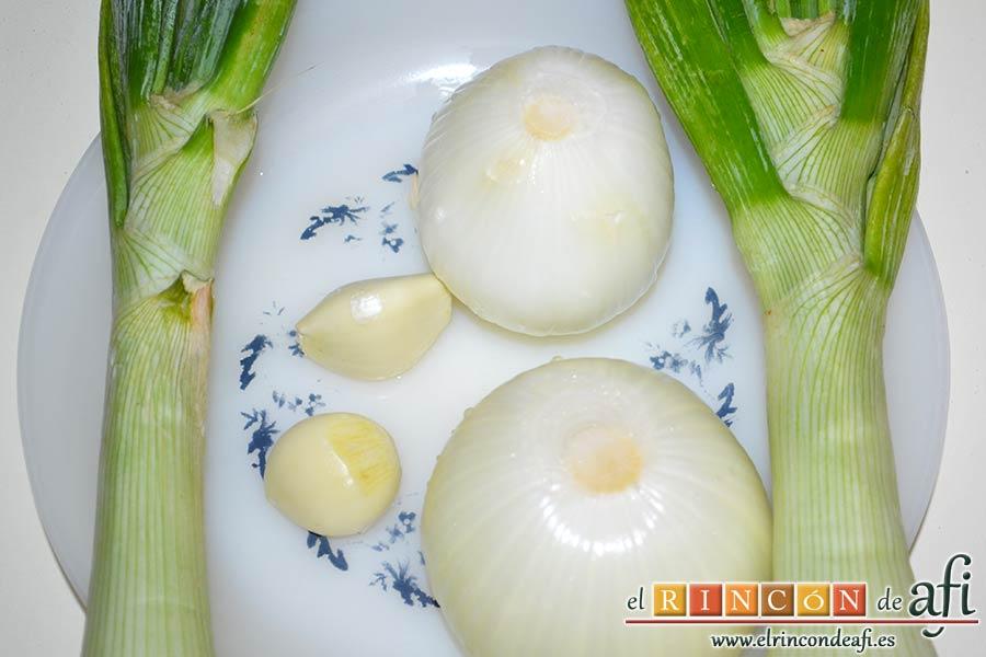 Frittata para Fátima, preparar las cebollas, los ajos y las partes verdes de las cebolletas