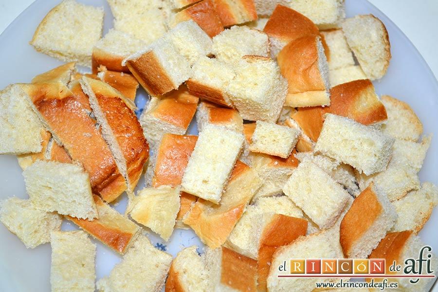 Frittata para Fátima, trocear el pan de leche