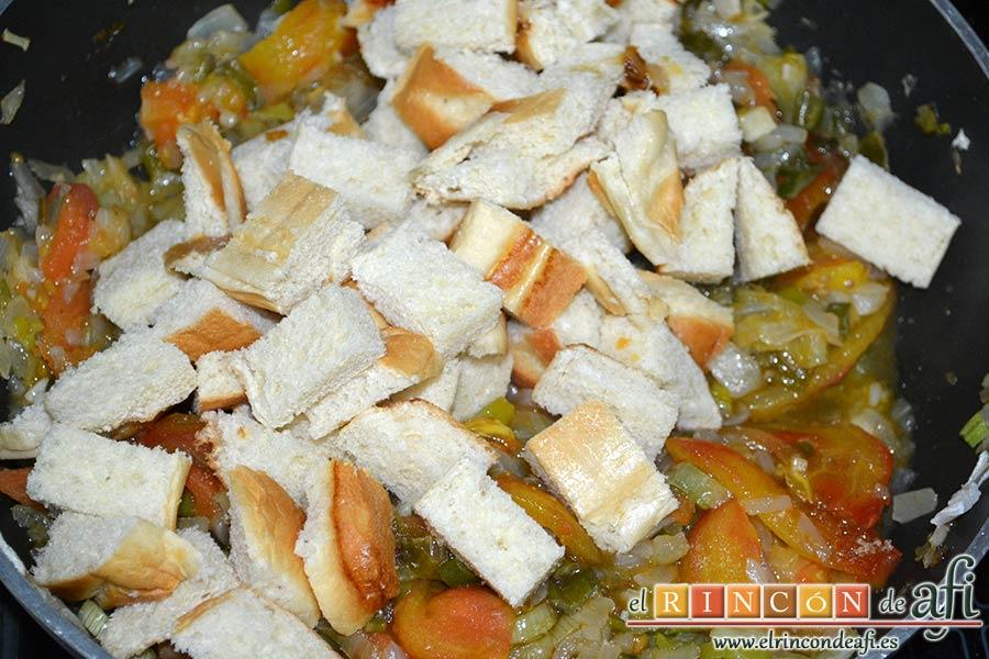 Frittata para Fátima, echar el pan de leche al sofrito