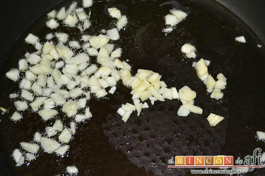 Frittata para Fátima, en una sartén caliente con aceite de oliva echar primero los ajos