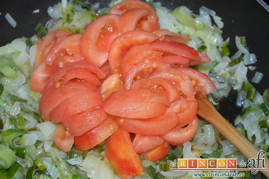 Frittata para Fátima, cortar los tomates en gajos y echarles a la sartén