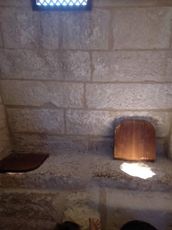 Interior castillo Belmonte con niños