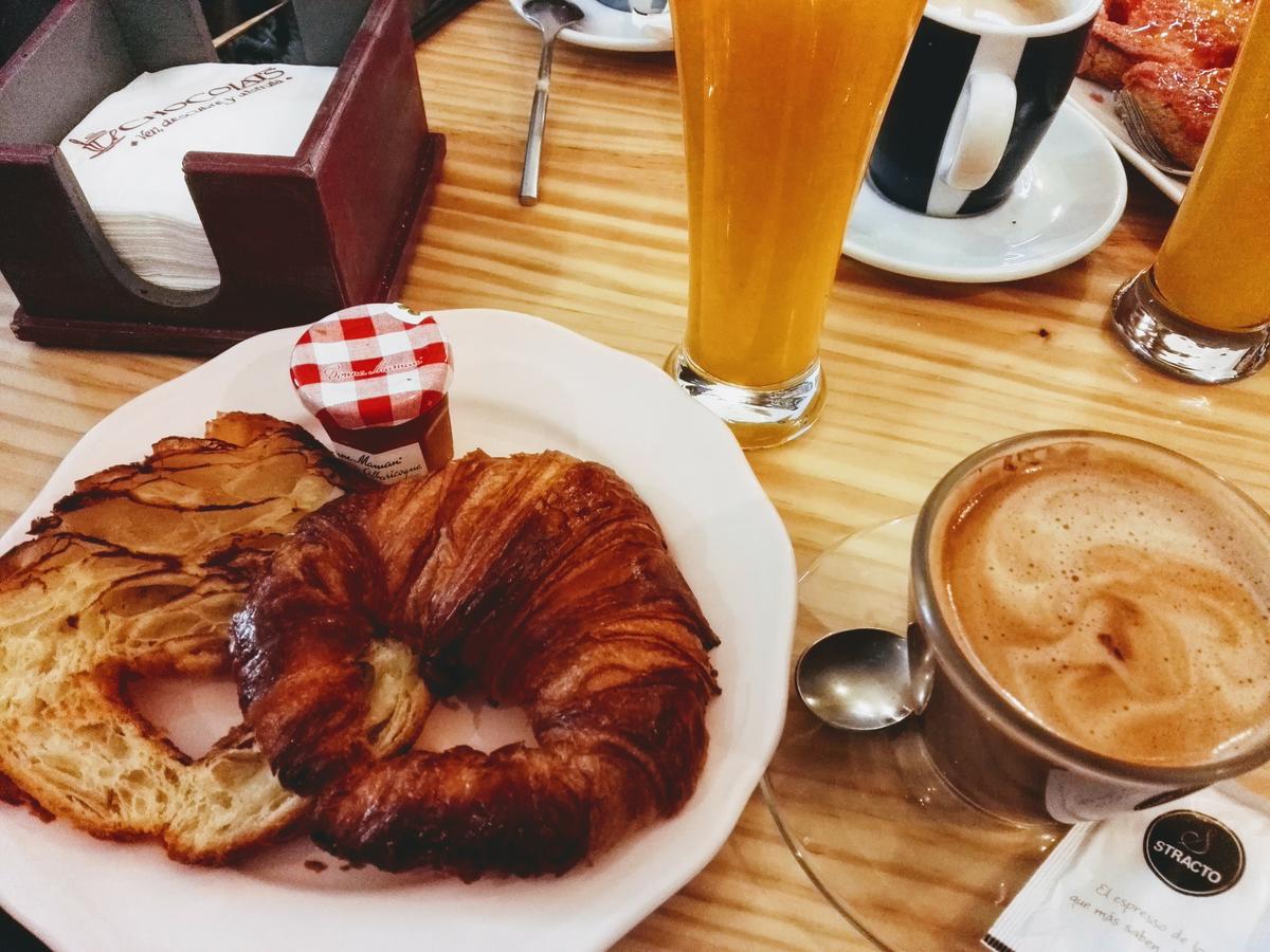Desayunando un Croissant, zumo y café en chocolats caceres