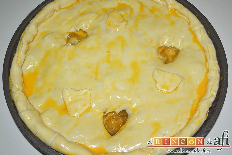 Tarta de manzana del Oso Yogui, tapar con una segunda lámina de masa y hacerle algunos agujeros