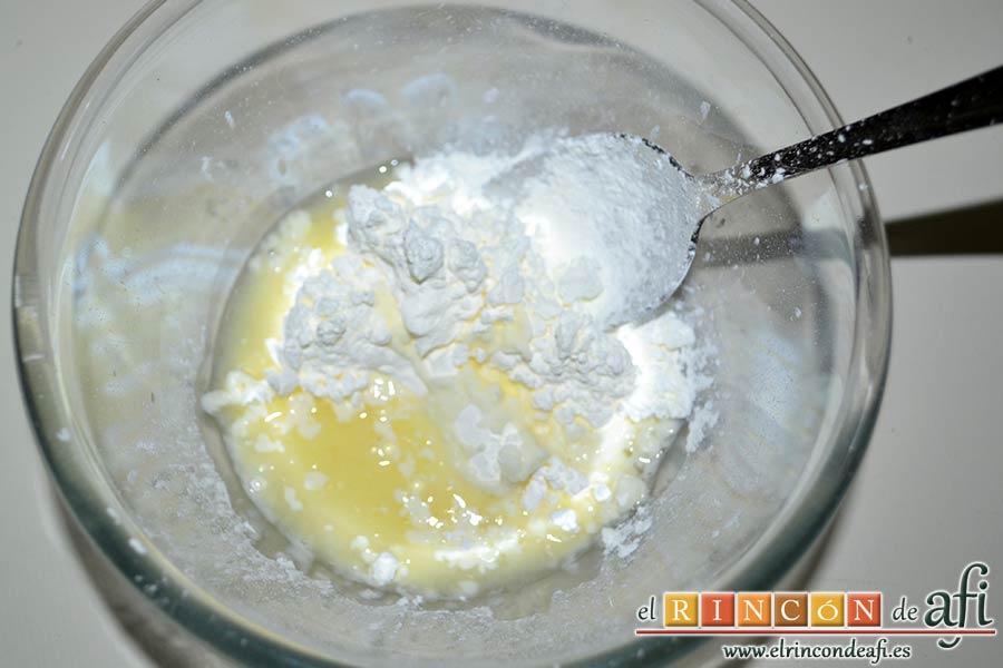 Tarta de manzana del Oso Yogui, mezclar la maizena con zumo de limón